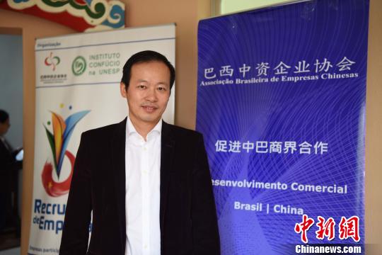 中国侨网图为巴西中资企业协会会长、中国银行(巴西)有限公司副行长张广华来到现场指导工作。　莫成雄　摄