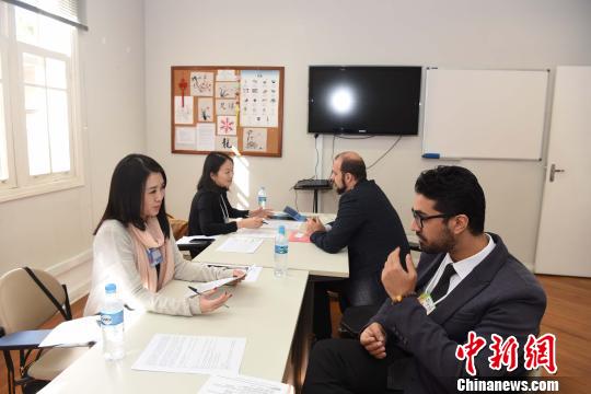 图为两名巴西应聘者(右一、二)接受中拉经贸合作园人员的面试。　莫成雄 摄