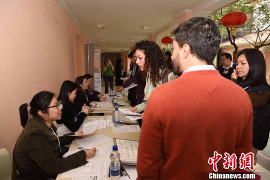 图为众多巴西当地人才现场办理注册应聘。　莫成雄 摄