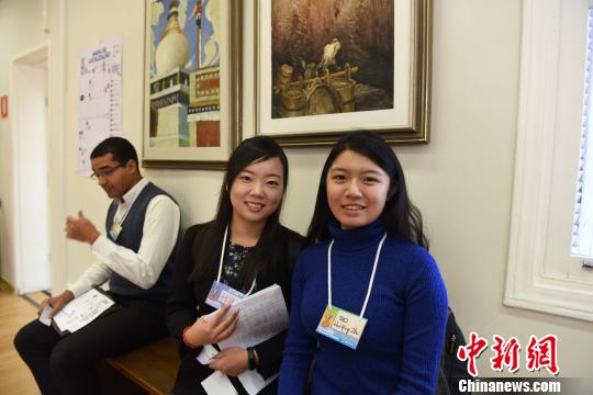 图为两名华人女青年前来应聘。　莫成雄 摄