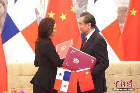 6月13日，中国外交部长王毅在北京与巴拿马副总统兼外长德圣马洛举行会谈。会谈后，两国外长签署了《中华人民共和国和巴拿马共和国关于建立外交关系的联合公报》。<a target='_blank' href='http://www.chinanews.com/'>中新社</a>记者 盛佳鹏 摄