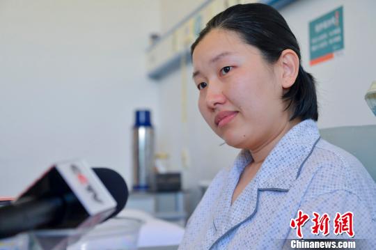 7月5日，经过肝脏移植手术后一周的牛肖接受媒体采访。　骆云飞 摄