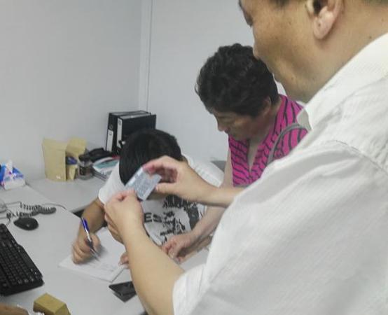 7月5日，上海“金钱豹”延安西路店，顾客在七楼登记退卡。