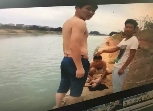 男子为救2岁儿溺水身亡 被捞上岸仍保持托举姿势