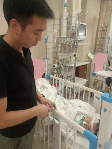 男子为救2岁儿溺水身亡 被捞上岸仍保持托举姿势