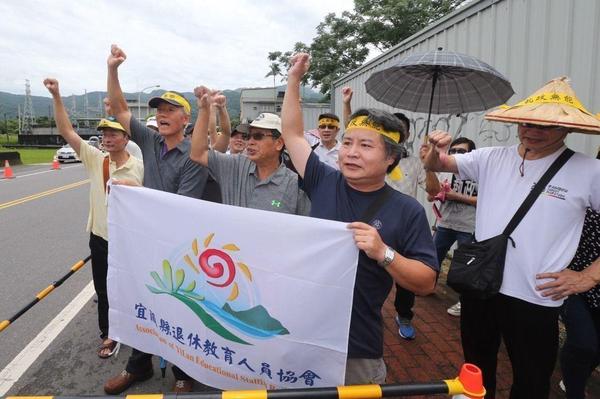 蔡英文日前到宜兰视察，遭抗议年改民众到场呛声。(图片来源：台湾《联合报》)