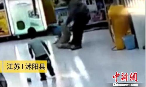 男子疯狂殴打亲生女儿被拘留只因其擅自带弟弟外出