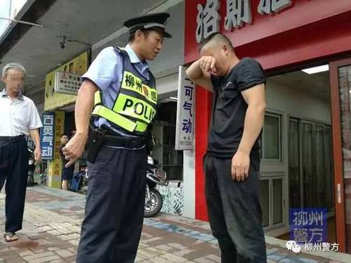 男子当街又跪又哭又躺 只为求女子帮忙私刻公章