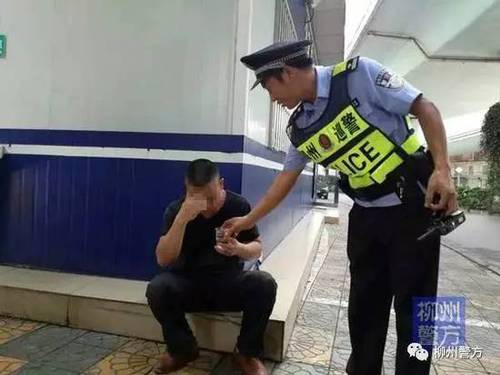 男子当街又跪又哭又躺 只为求女子帮忙私刻公章