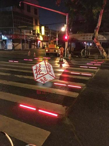 闪光变色人行横道！交警为低头族安全操碎了心