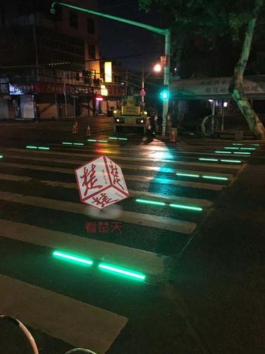 闪光变色人行横道！交警为低头族安全操碎了心