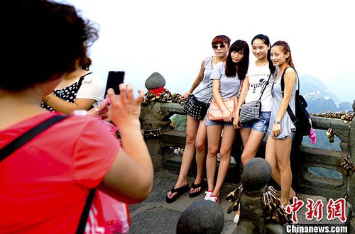 游客在景区游玩(资料图)。<a target='_blank' href='http://www.chinanews.com/'>中新社</a>发 陆欣 摄