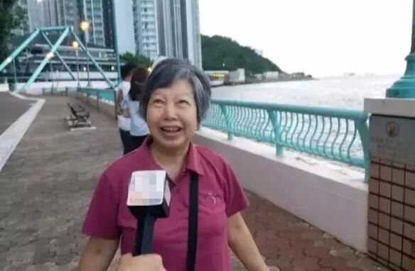 黎女士表示，对舰队访港感到高兴和光荣。