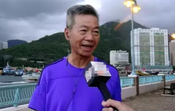 鸭脷洲居民陈先生对航母访港感到振奋。
