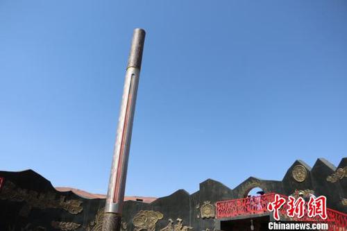 火焰山景区的温度计显示温度达到85℃。　耿丹丹 摄