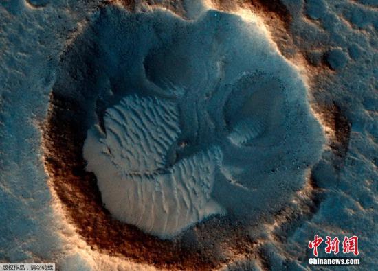 该平原位于火星南部,在畅销科幻小说《火星救援》及同名好莱坞电影中,大多数故事情节都是在这个平原上展开,在科幻小说中,该平原被命名为阿西达利亚平原(Acidalia Planitia),主人公生活的区域名为“Ares 3”。 该平原位于火星南部,在畅销科幻小说《火星救援》及同名好莱坞电影中,大多数故事情节都是在这个平原上展开,在科幻小说中,该平原被命名为阿西达利亚平原(Acidalia Planitia),主人公生活的区域名为“Ares 3”。