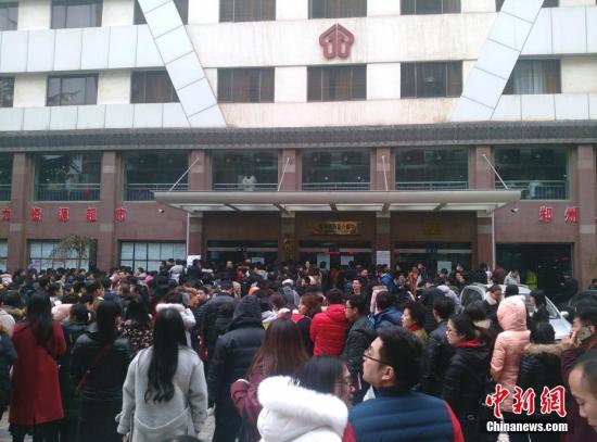 资料图：来自河南全省的上千名求职者应聘河南自贸区郑州片区综合服务中心144名窗口服务人员。 韩章云 摄