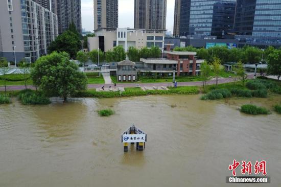 7月7日，航拍长江南京下关水文标尺。 <a target='_blank' href='http://www.chinanews.com/'>中新社</a>记者 泱波 摄