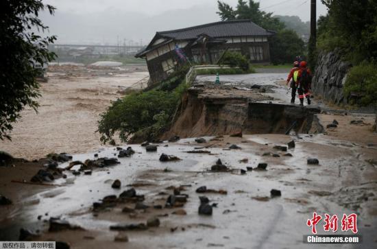 至当地时间8日，暴雨已造成16人死亡，此外仍有10多人下落不明。