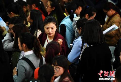 昆明多家学校招聘校长、教师 近万人求职。<a target='_blank' href='http://www.chinanews.com/'>中新社</a>记者 李进红 摄