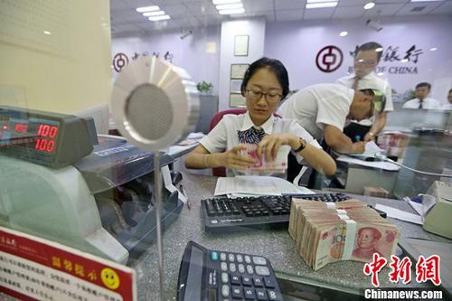 资料图：山西太原一银行工作人员清点货币。中新社记者 张云 摄