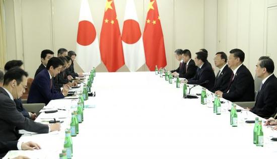 中日领导人合影时首挂国旗 外媒：两国摸索
