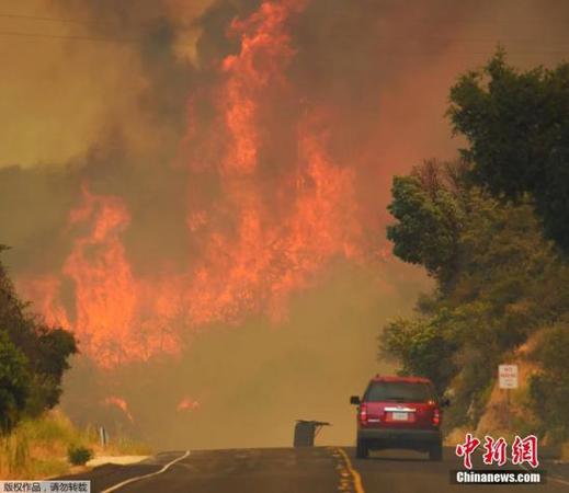 加州地区高温持续，洛杉矶的气温更打破了131年来的最高纪录。居高不下的气温为扑救工作带来了很大困难。图为加州圣巴巴拉市154号高速公路上的场景。