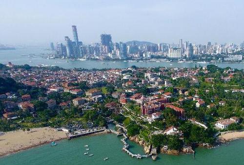 空中俯瞰，鼓浪屿历史风貌建筑与鹭江海峡对岸的现代建筑遥相辉映