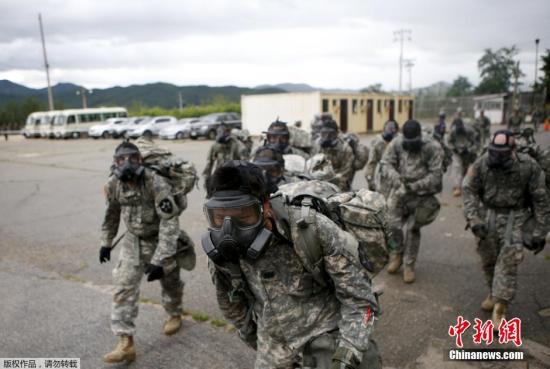 图为士兵们在竞赛中。