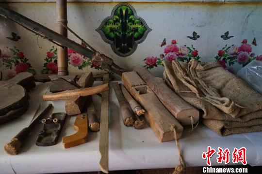 何世前将家里改成农具陈列室。　陈思 摄