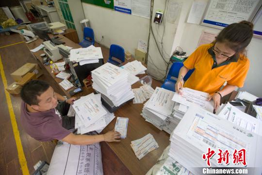 资料图：物流业工作人员正在录入快递信息。　张云 摄