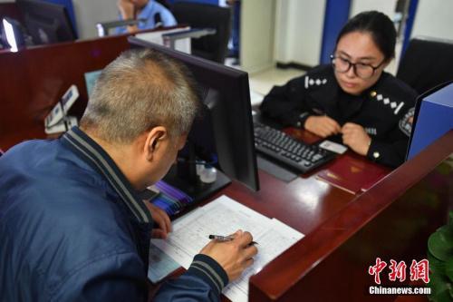 资料图：民众现场办理居住证。 中新社记者 崔楠 摄