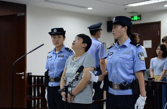 女子殴打警察致嫌犯逃脱