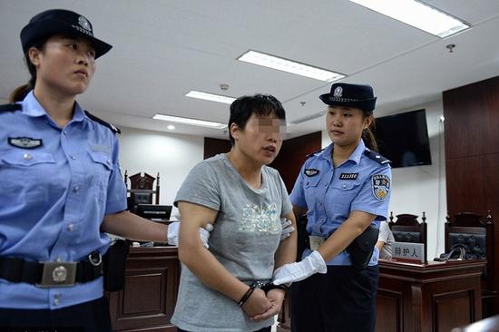 女子殴打警察致嫌犯逃脱