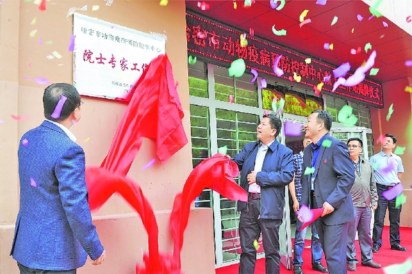 5月12日，哈密市动物疫病预防控制中心“院士专家工作站”揭牌，这是全疆首个畜牧兽医行业的院士工作站，也是河南援疆的又一重要成果。 该工作站是河南省农业科学院动物免疫学重点实验室张改平院士研究团队在哈密开展工作的一个平台，为当地畜牧兽医工作提供技术支持和业务指导（资料片）。