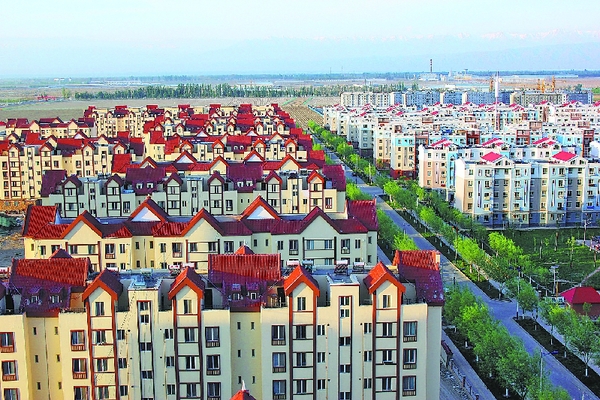新疆生产建设兵团第五师八十九团楚星苑和荆楚苑居民小区外景。这些由湖北省荆州市对口援建的重点民生项目，成为八十九团城镇建设中一道亮丽的风景线（资料片）。