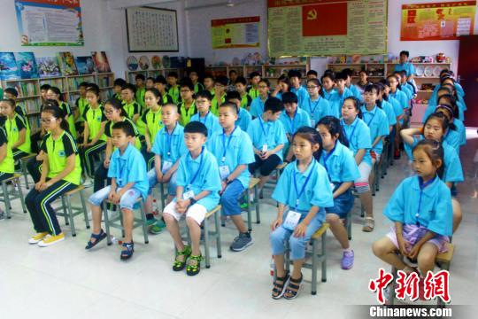 9日，由中国侨联主办、安徽省侨联承办的“亲情中华?美好安徽”夏令营安徽歙县营开营，来自新西兰、澳大利亚、西班牙、意大利、柬埔寨的40名华裔学生参加。　谷新　摄