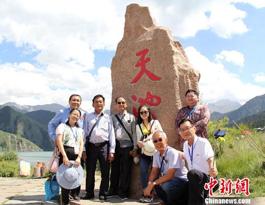 图为华教代表在天山天池留影。　张庆伟 摄