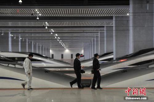 图为昆明南站工作人员检查动车。<a target='_blank' href='http://www.chinanews.com/'>中新社</a>记者 任东 摄