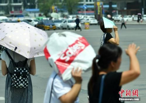 7月11日，河北石家庄民众高温中出行。