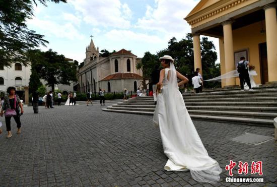 美丽的鼓浪屿吸引了许多情侣前来拍摄婚纱照，也将鼓浪屿变成爱的小岛。 张斌 摄