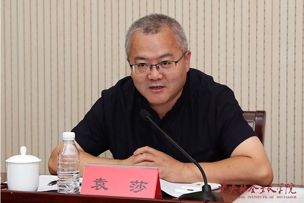 中央社院党组成员、副院长袁莎在开学典礼上讲话