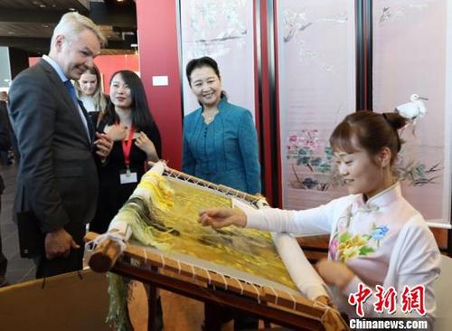 中国侨网绣女现场展示湘绣技艺引人围观。　刘建光　摄