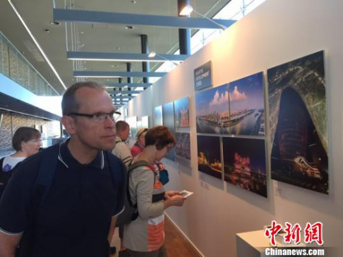 “锦绣潇湘”摄影展吸引民众驻足欣赏。　刘建光 摄