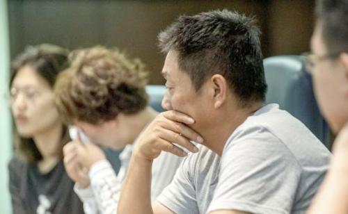 章莹颖父亲等家人盼早点带她回家。来源：美联社。 