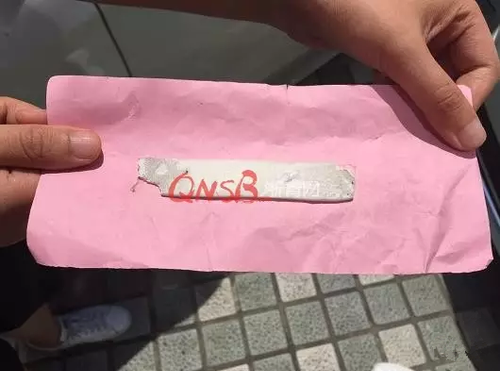 停车难！女子小区停车被保安贴单子大骂：不要脸