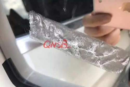 停车难！女子小区停车被保安贴单子大骂：不要脸