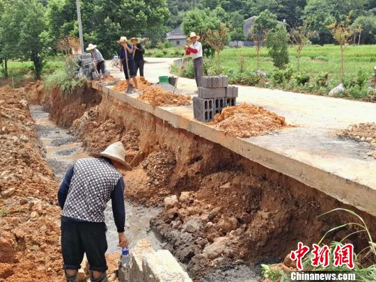 湖南宁乡坝塘镇灾后见闻：万众一心共绘“家园重建图”