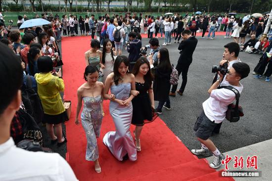 6月6日下午，中国传媒大学理工学部举办2013级毕业生红毯秀。当日，即将毕业的学子们盛装出席，走入会场，在展示自我的同时，也分享自己在校四年收获的友情和爱情。图为毕业生盛装亮相校园“红毯秀”。 <a target='_blank' href='http://www.chinanews.com/' >中新网</a>记者 金硕 摄