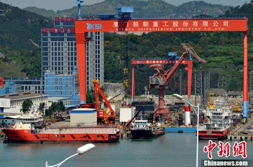 7月10日，中国国家统计局发布的数据显示，2017年6月份，中国工业生产者出厂价格同比上涨5.5%，环比下降0.2%。工业生产者购进价格同比上涨7.3%，环比下降0.4%。上半年，工业生产者出厂价格同比上涨6.6%，工业生产者购进价格同比上涨8.7%。图为厦门船舶重工股份有限公司正在建造中的各种船舶。（资料图片） <a target='_blank' href='http://www.chinanews.com/'>中新社</a>记者 张斌 摄